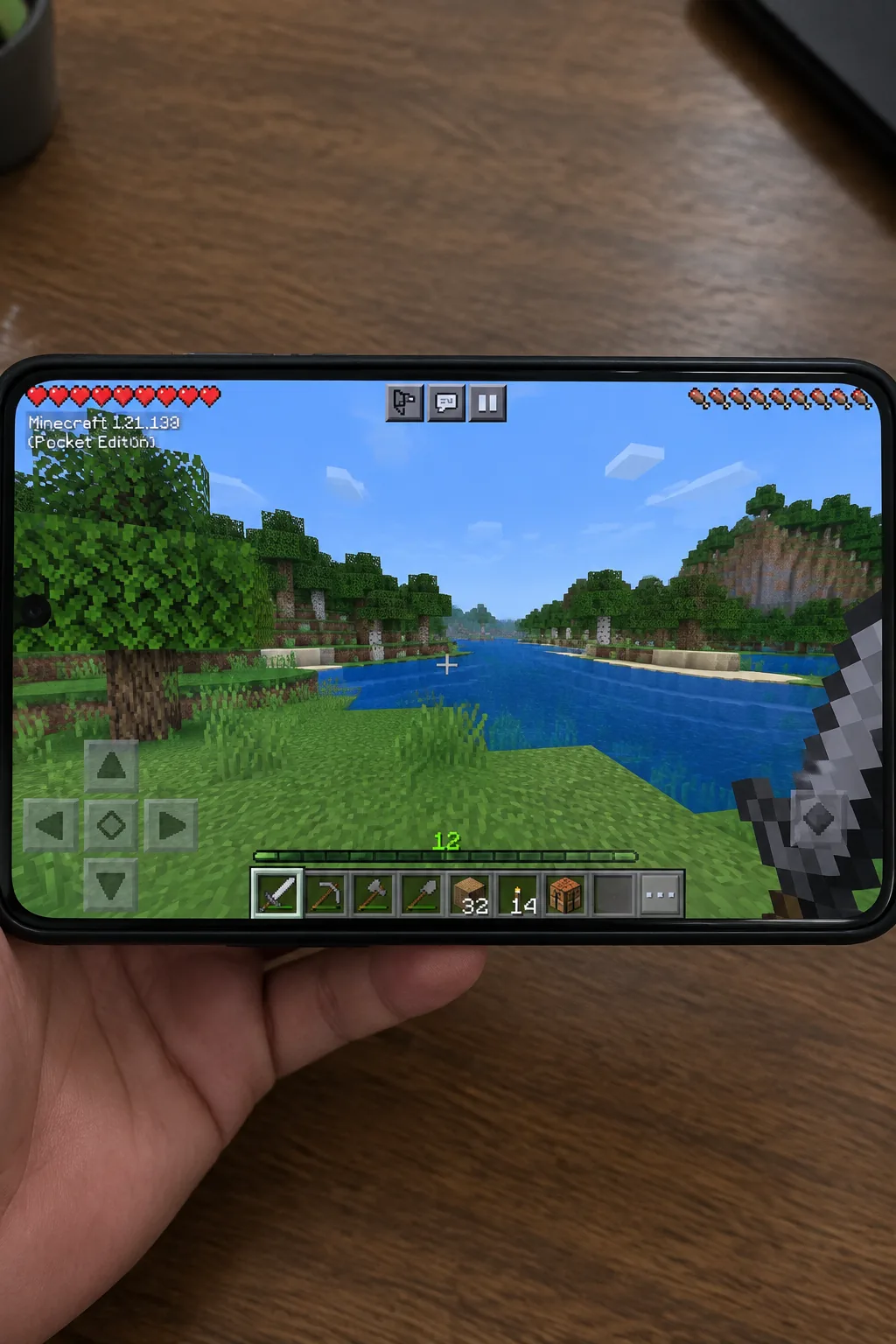 Minecraft PE 1.21.130 đang chạy trên điện thoại Android với giao diện game đầy đủ