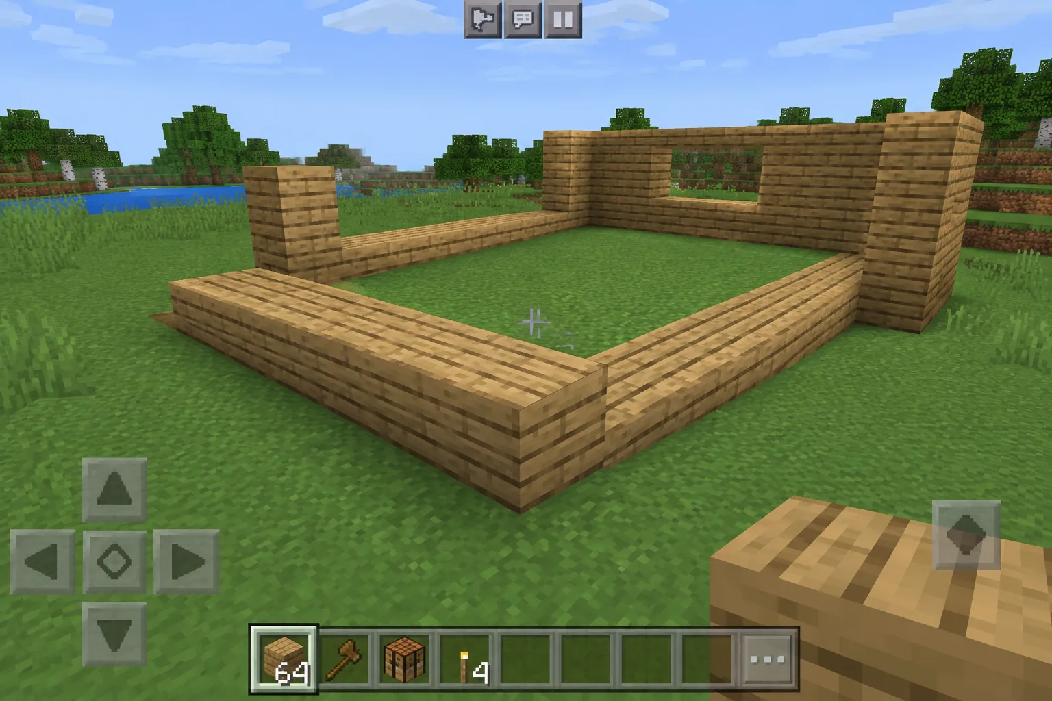 Người chơi xây dựng nhà từ bước đặt nền, xây tường gỗ, rồi lắp mái trong Minecraft PE