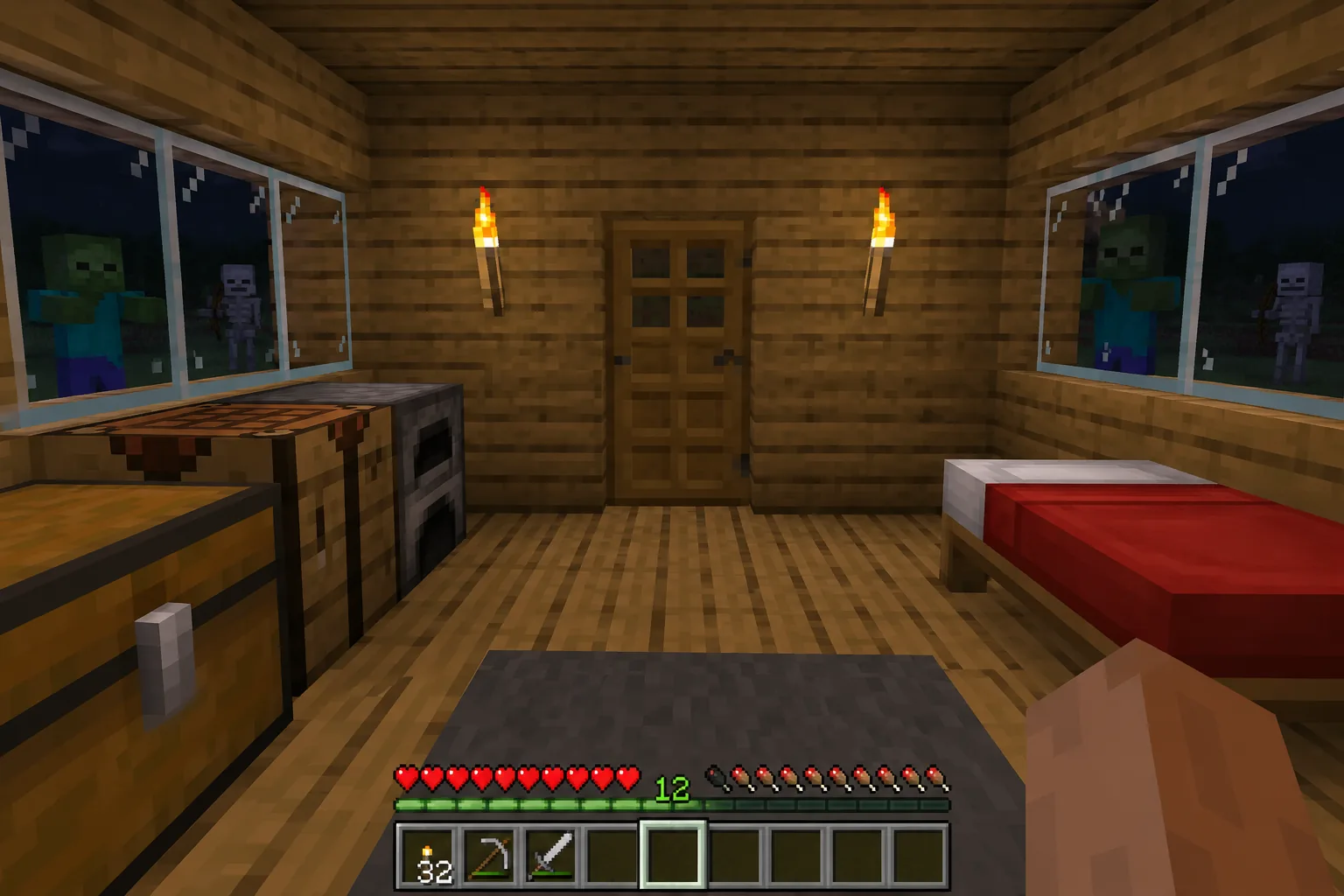 Nhà Minecraft PE an toàn ban đêm với ánh sáng torch ấm áp bên trong, mob zombie và creeper đứng bên ngoài tối tăm