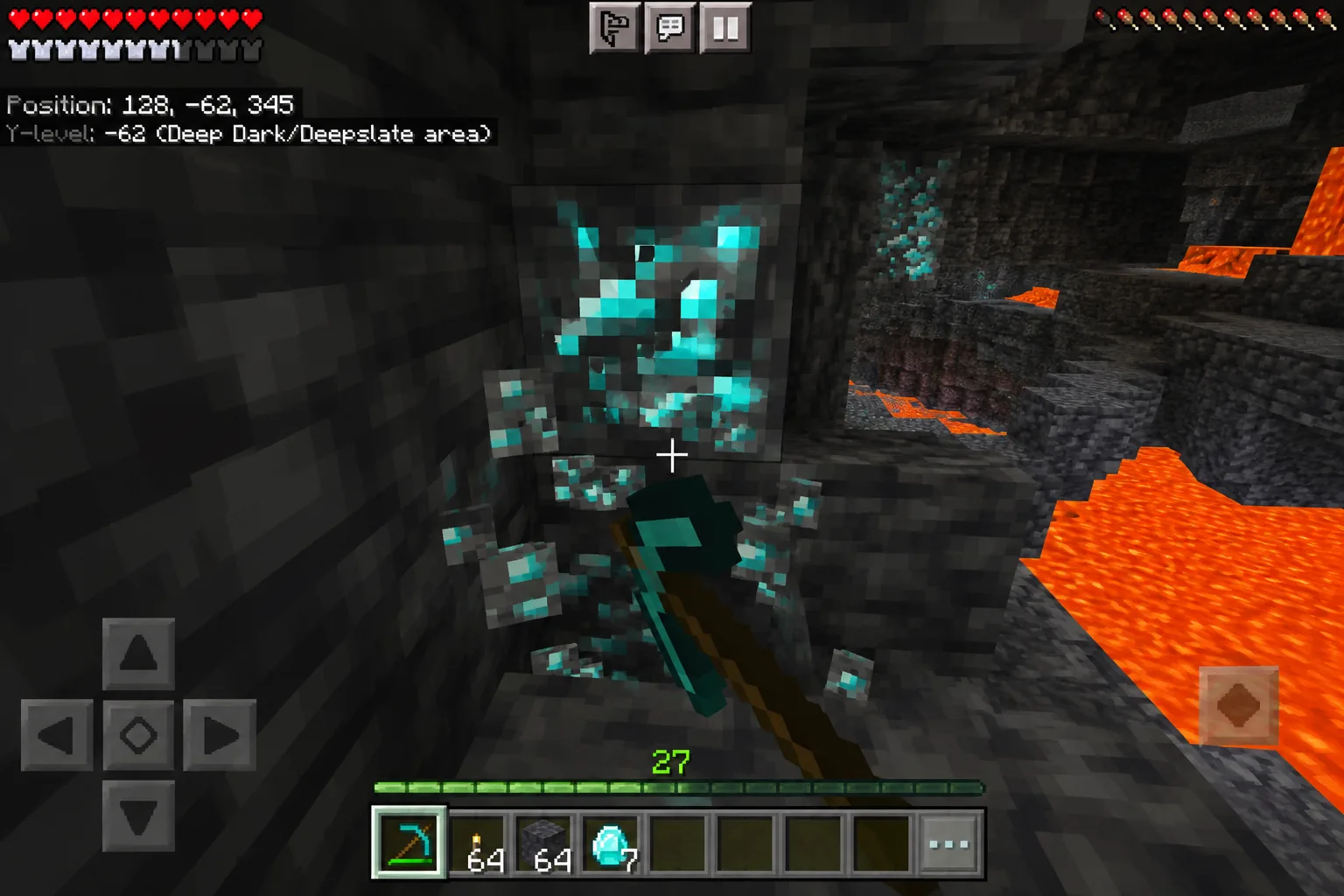 Người chơi khai thác kim cương ở tầng -60 trong hầm sâu Minecraft PE