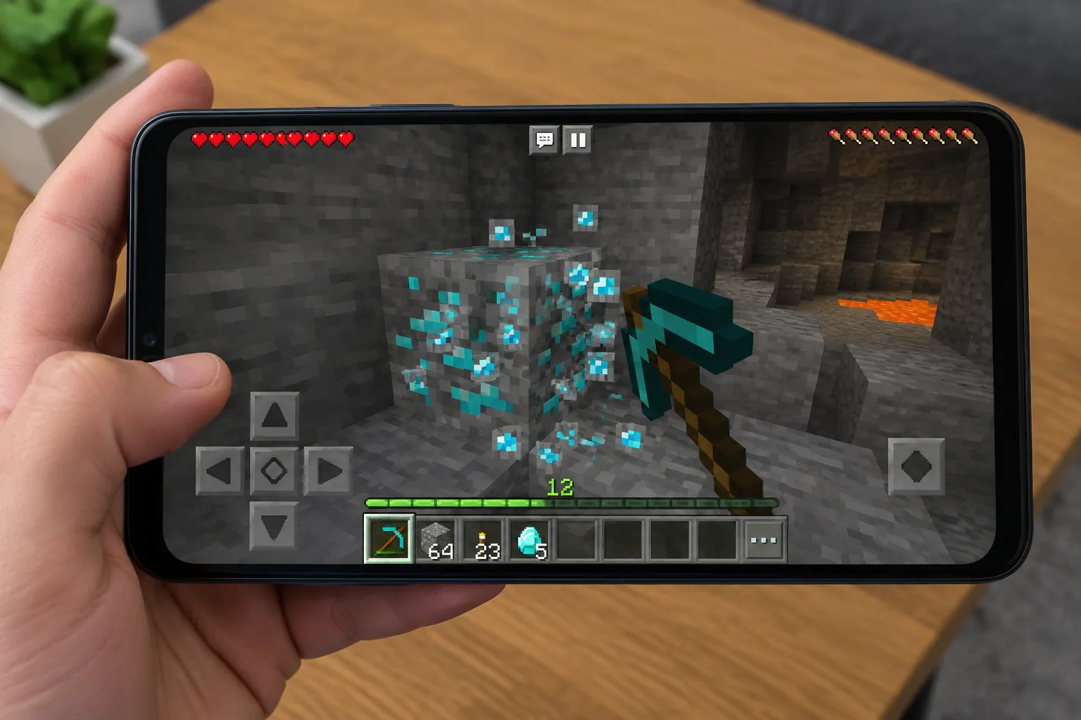 Người chơi Minecraft PE khai thác kim cương dưới lòng đất trên điện thoại Android
