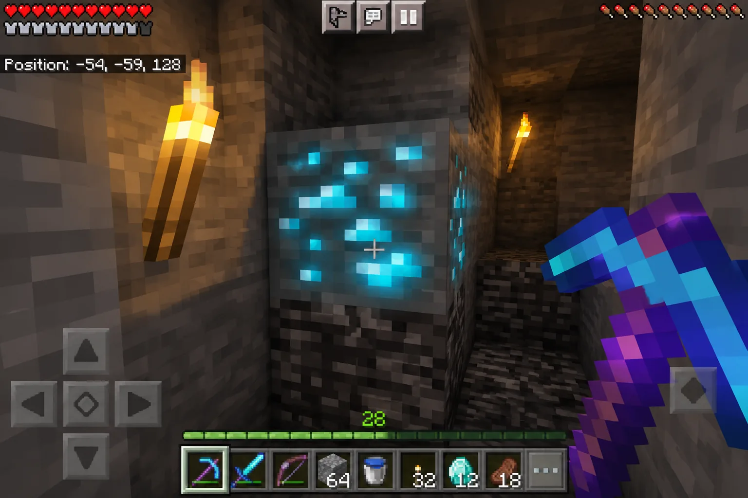 Người chơi Minecraft PE cầm cuốc kim cương bùa chú Efficiency và Fortune, đang đào kim cương trong hang sâu